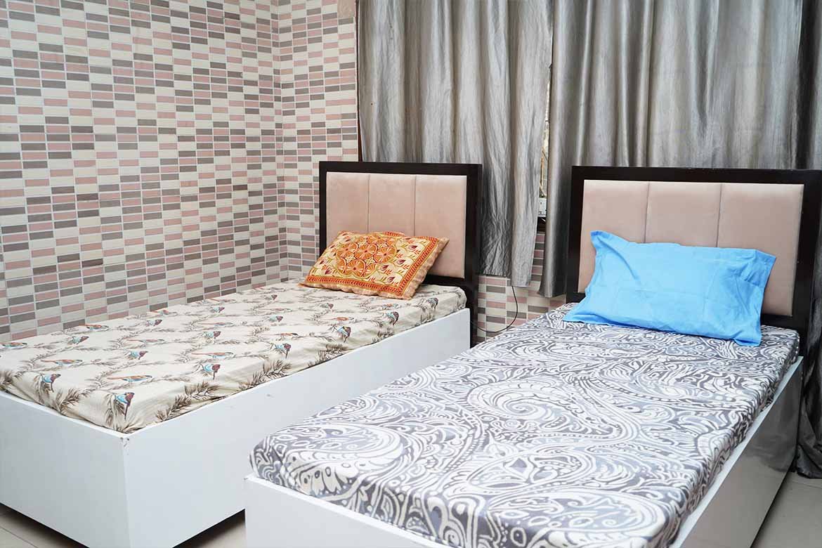 Affordable Boys & Girls PG in Noida Sector 26 with Food